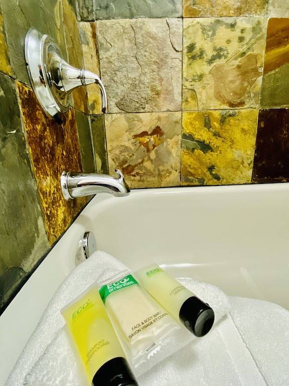 Erleben Sie Geschichte in einem originalen Kutschenhaus, das sich hinter einem Kolonialhaus befindet. in Mena, Ouachita National Forest