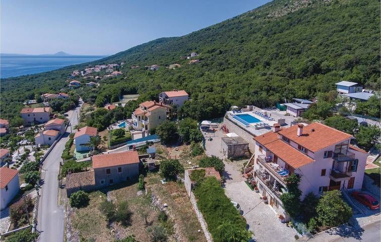 Ganze Ferienwohnung, Gemütliches Apartment mit Pool und Terrasse, 1,5 km zum Strand in Raša, Ostküste Istrien