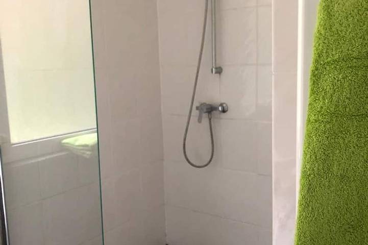 Ganze Wohnung, Waldhaus am Teich - Ferienhaus, Dusche, Wc, 1 Schlafraum in Ulmet, Pfälzer Bergland