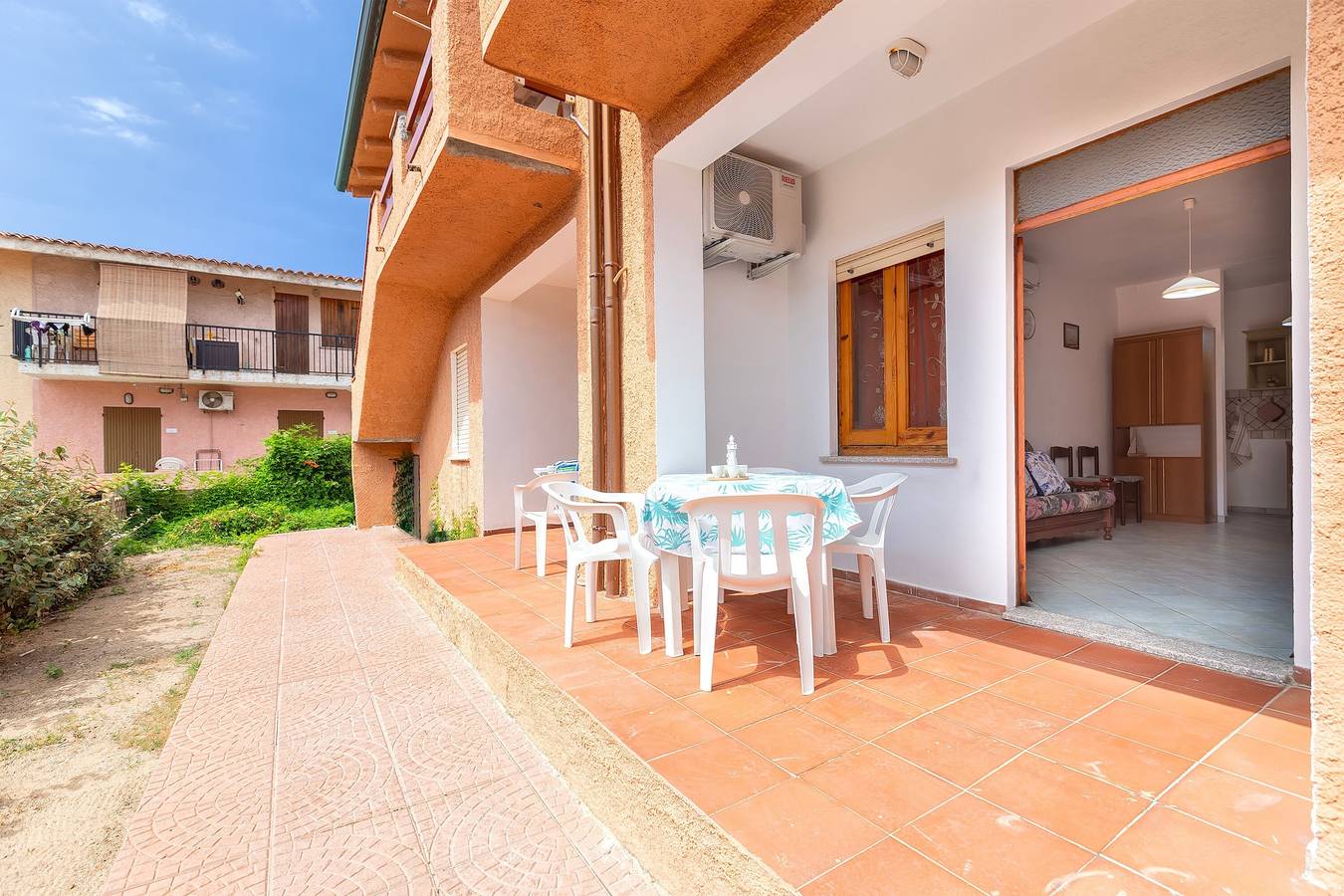 Apartamento inteiro, Apartamento 'Leoni' com terraço privado, jardim privado e ar condicionado in Isola Rossa, Trinità d'Agultu e Vignola