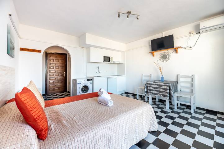 Apartamento entero, Apartamento 'Estudio Mirada 304' con vistas al lago, Wi-Fi y aire acondicionado in Es Pujols, Formentera
