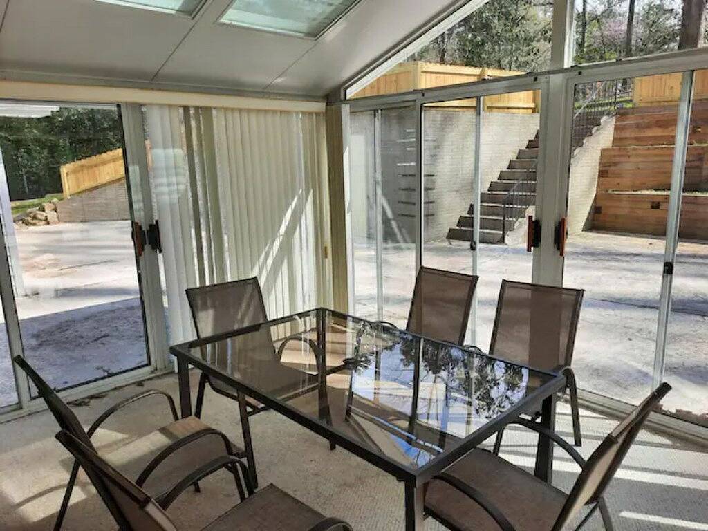 Large Home Close to Attractions Sleeps 20+ in East Point, Fulton County