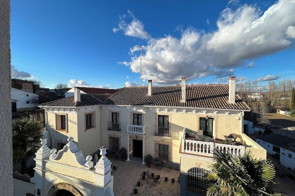 Casa completa en Uclés con piscina , barbacoa, futbolín karaoke 10 hab in Uclés, Provincia de Cuenca