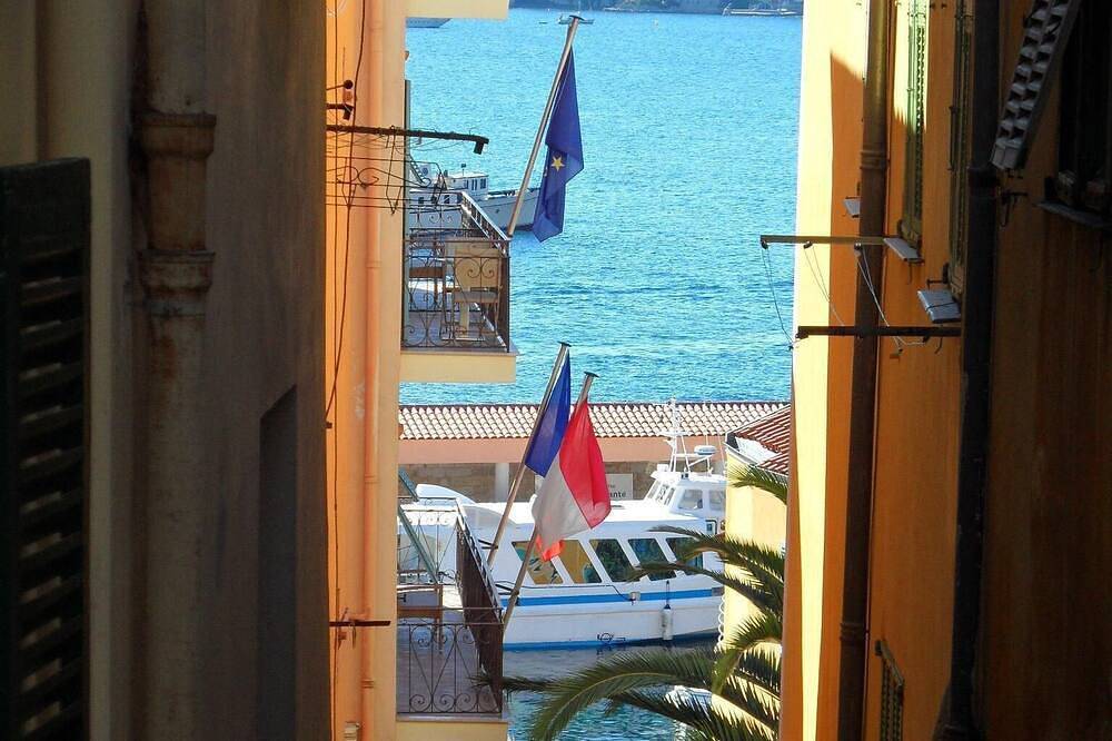 Appartement entier, Holiday one bedroom apt, in heart of old town, lovely sea view in Villefranche-sur-Mer, Côte méditerranéenne (France)
