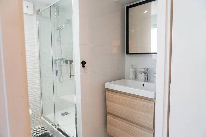 Ganze Wohnung, Tranquil Studio w/ Terrace, Free Parking, Near in Tassin-la-Demi-Lune, Lyon und Umgebung