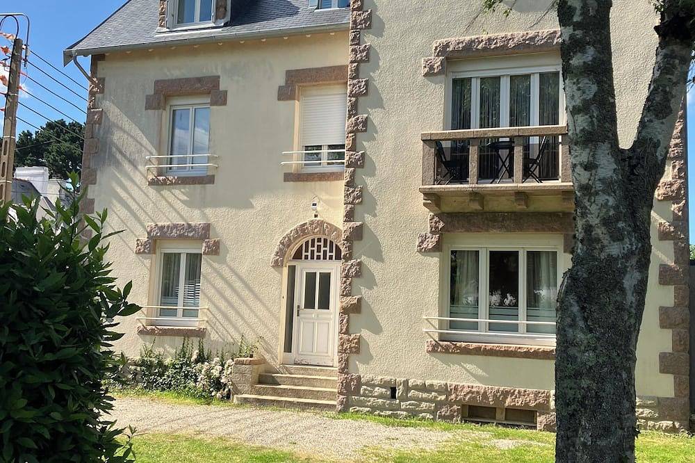 Appartement Au Rez De Chaussee Au Sein D'une Maison De Caractere Avec Jardin in Pont-l'Abbé, Côte de Cornouaille