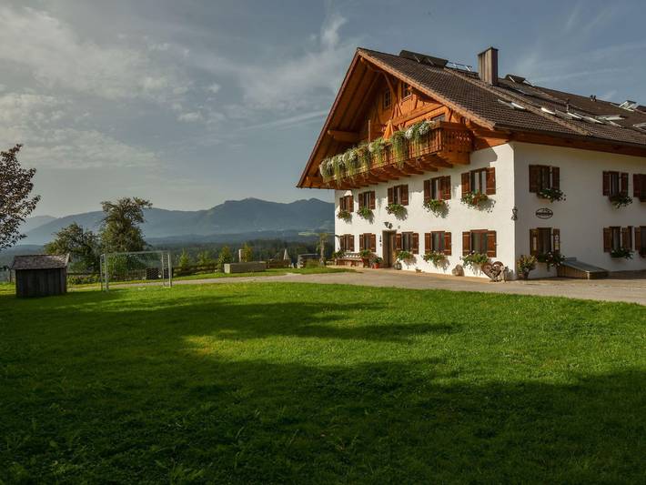 Ferienwohnung für 2 Personen, mit Balkon und Garten sowie Seeblick, kinderfreundlich in Das Blaue Land