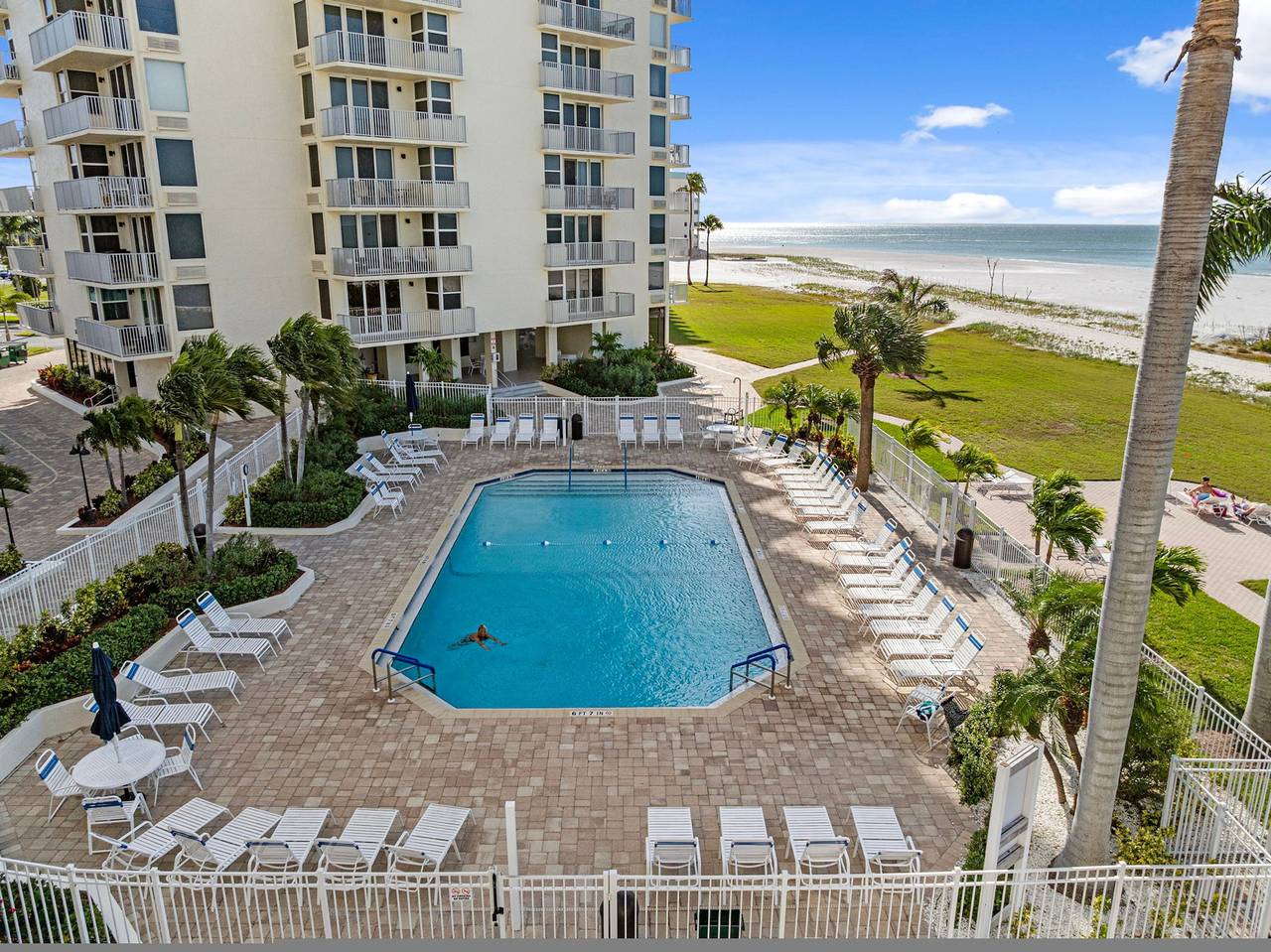 Ganze Wohnung, Oceanfront Views + Balcony Sunsets Bikes Included in Fort Myers Beach, Estero Island