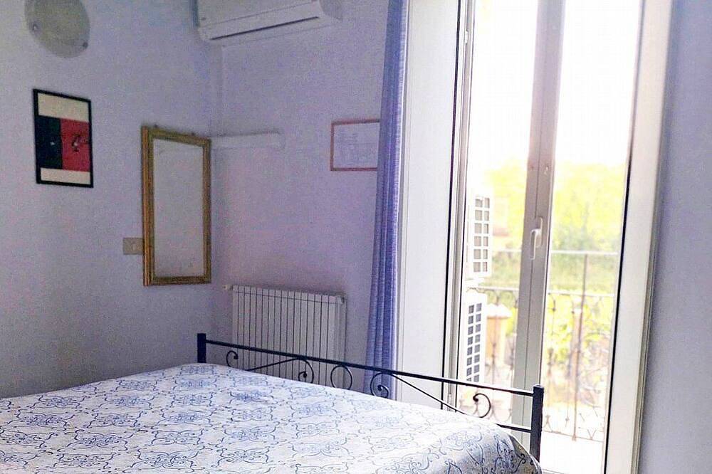 Appartement entier, Casa Velunia: A welcoming two-story apartment situated in a central location, at a short distance from the shores of Lake Bracciano, with Free Wi-Fi. in Bracciano, Lac de Bracciano