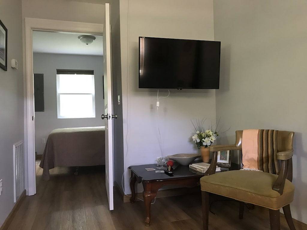 Sleepy Bear #1. One Bedroom Cabin on the Blue Ridge Parkway in Floyd Va in Blue Ridge Parkway, Floyd County