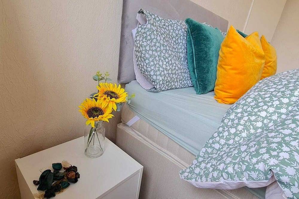 Room 2 - Bathurst Walk in Iver, Colne Valley Park