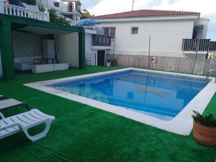 Apartamento de vacaciones para 8 personas, con vistas además de piscina y jardín - 1
