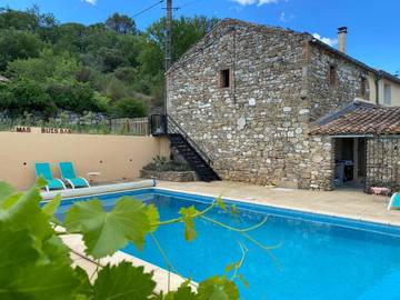 Gîte pour 4 personnes, avec piscine et vue ainsi que bassin pour enfant et jardin à Cornillon