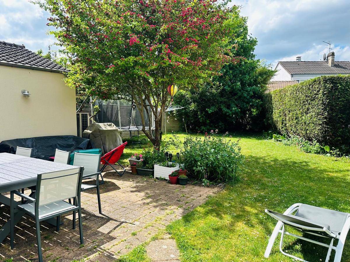 Four-Bedroom House in Villepreux, Yvelines