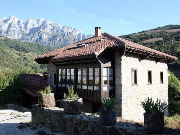 Hostal para 4 personas, con Terraza además de Jardín y Piscina en Camaleño