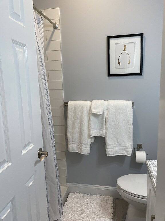 3 Br -Walk to the beaches & Cliff walk. Quiet tree lined neighborhood! in Middletown, Newport County