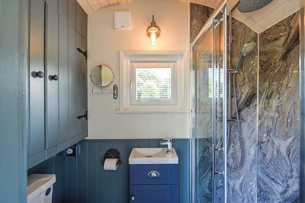 A lodge/cabin that sleeps 2 guests  in 1 bedroom - 3 nights for the price of 2 nights in July! in Ringwood, Hampshire