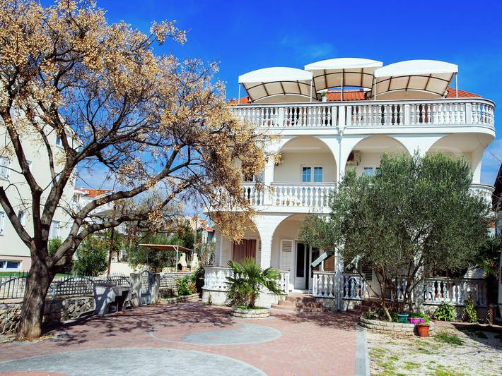 Ganze Wohnung, Moretti am Meer in der Nähe von Vodice und Strand in Srima, Šibenik-Knin