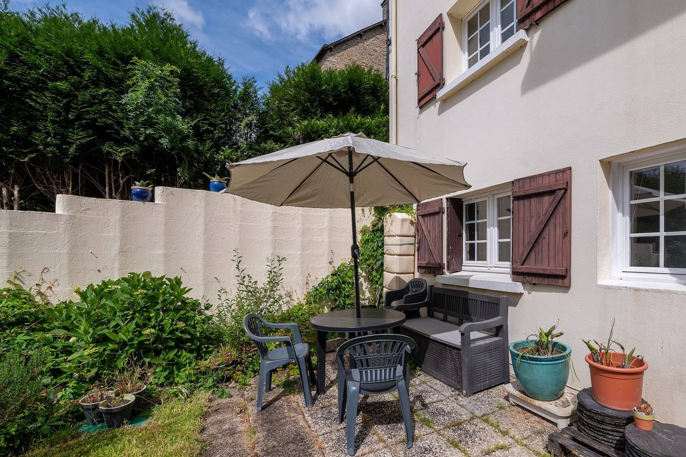 Petite house 'Les Sapins' with shared pool, terrace and Wi-Fi in Rochefort-en-Terre, Vannes region