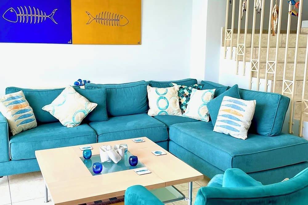 Endless seaviews and private pool -- and a stroll to Coral Bay! in Peyia, Zuid Cyprus