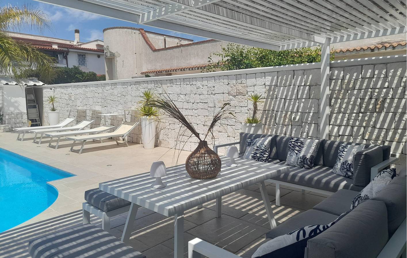 Appartement confortable avec piscine, climatisation et télévision par câble à 1000 m de la plage in Leporano, Golfe de Tarente