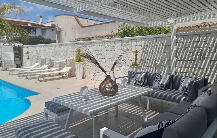 Appartement confortable avec piscine, climatisation et télévision par câble à 1000 m de la plage in Leporano, Golfe de Tarente