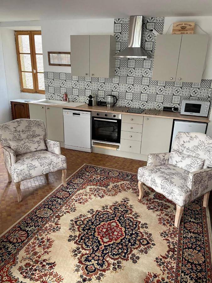 Gîte pour 2 personnes, avec vue et terrasse, animaux acceptés à Badefols-d'Ans