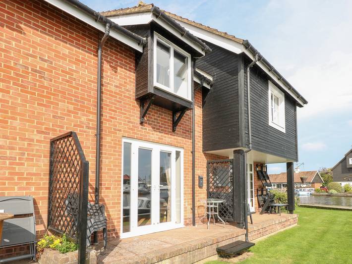 Log cabin for 4 people, with garden, with pets in Wroxham