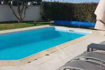 Gîte pour 2 personnes, avec piscine ainsi que terrasse et jardin, animaux acceptés à Valergues
