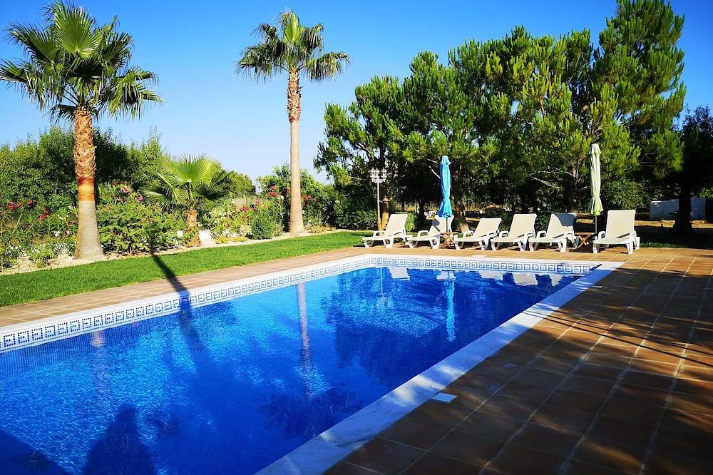 Ferienhaus mit Garten und Pool in Moncarapacho, Parque Natural da Ria Formosa