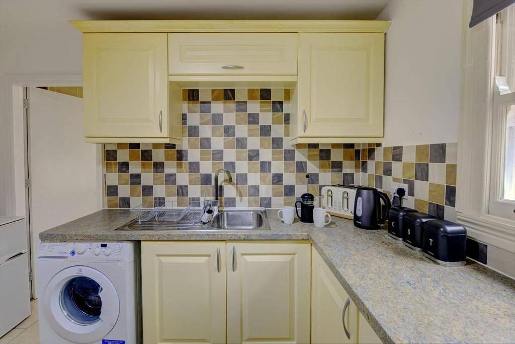 Entire holiday apartment, 2 Bed Flat - Sleeps 5 - Pets - Parking - Wifi in Leicester, Heart of England