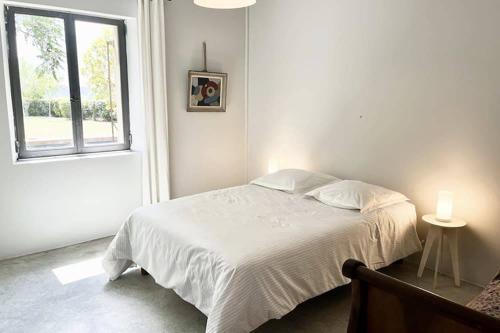 Very Pleasant House Surrounded by Vineyards in Blauzac, Région de Nîmes