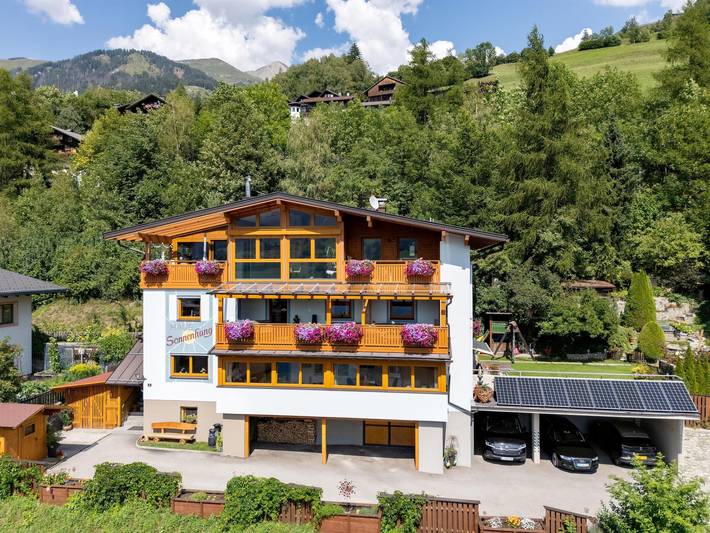 Zimmer für 4 Personen, mit Balkon und Terrasse sowie Garten und Ausblick in Matrei in Osttirol