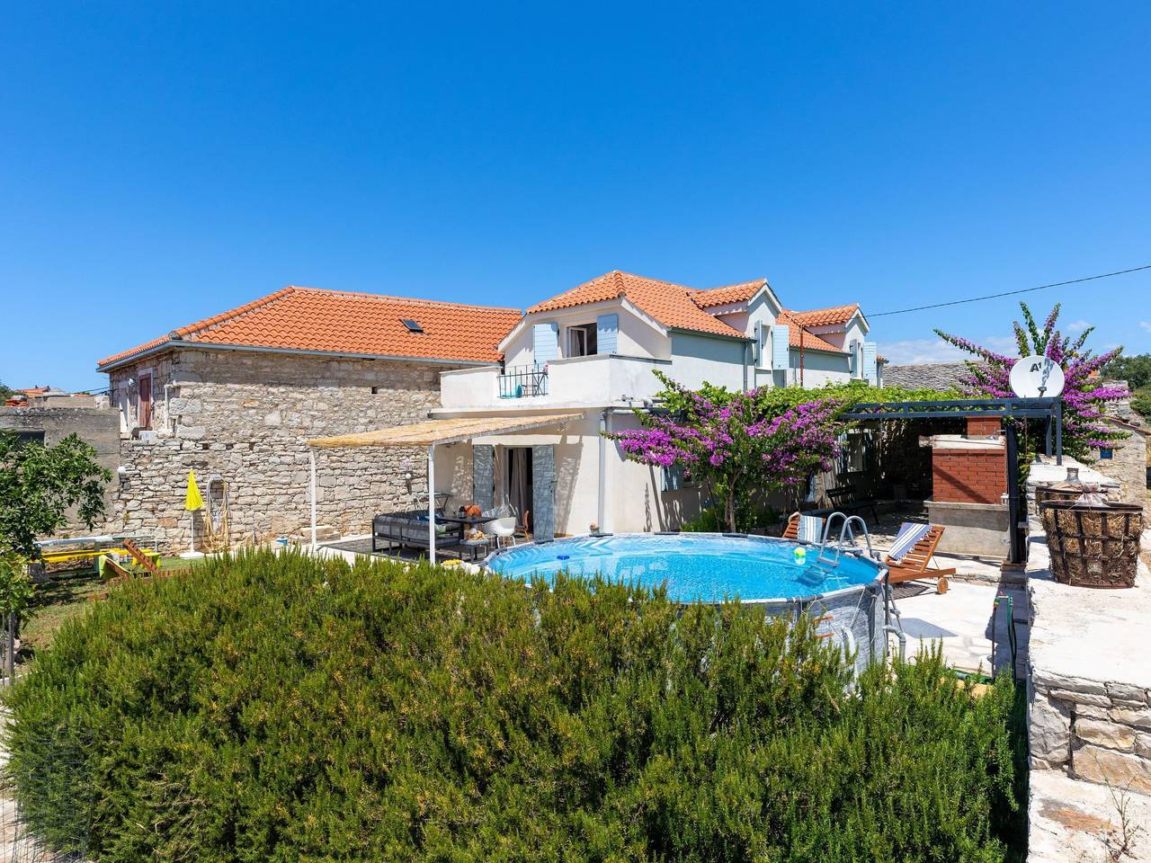 Ruhige Villa mit weitläufigem Garten, ideal für Familien mit Kindern in Grohote, Solta