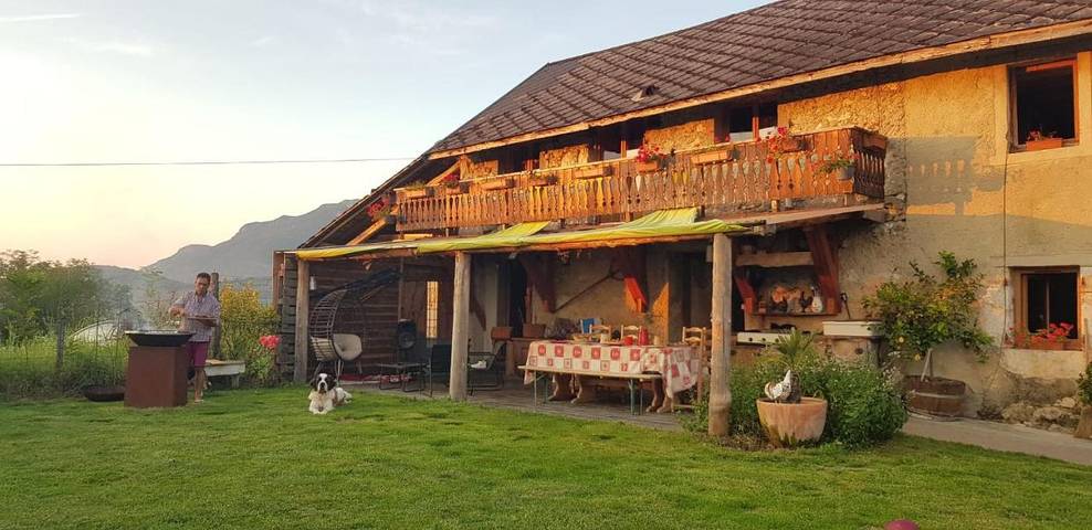 Chambre d’hôte pour 4 personnes, avec Terrasse et Jardin ainsi que Piscine et Vue à Le Bourget-du-Lac
