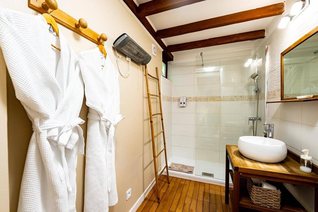 Studio romantique jacuzzi ou spa balneo privatif et jardin Au temps des cerises La Ciotat in La Ciotat, Région de Marseille