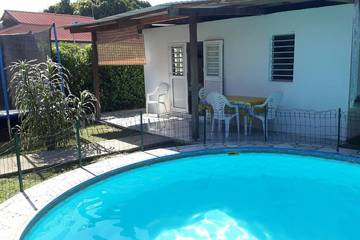 Gîte pour 4 personnes, avec terrasse ainsi que piscine et jardin, animaux acceptés à Remire-Montjoly