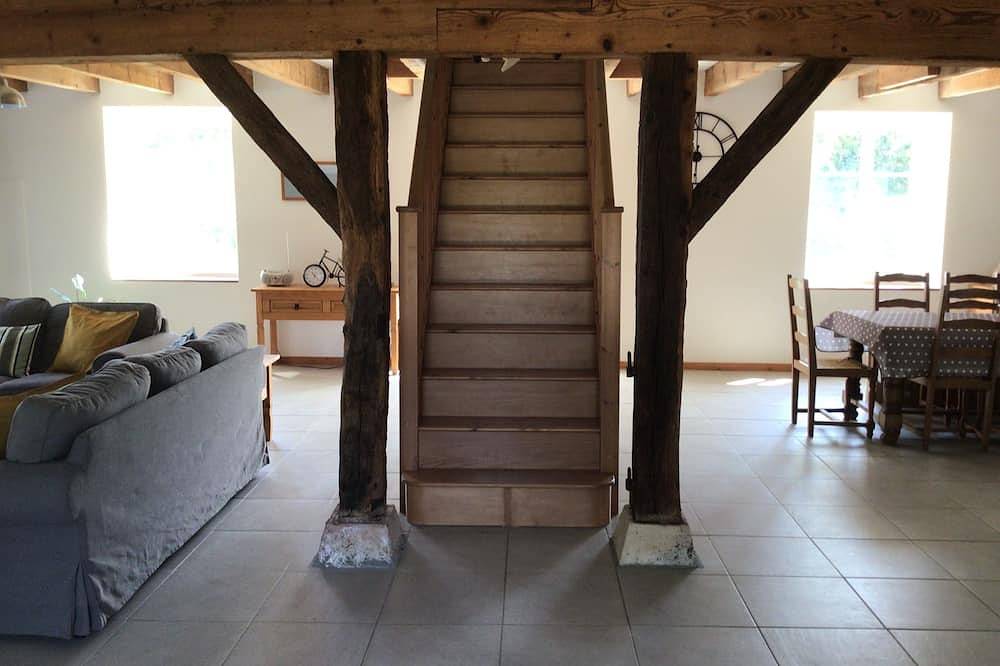 A very spacious cottage with 3 large ensuite bedrooms with Great views. Sleeps 8 in Saint-Savin, Vienne