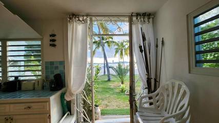 Gîte pour 2 personnes, avec vue ainsi que jardin et piscine dans Nettlé Bay