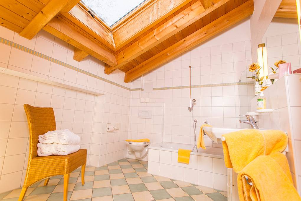 Doppelzimmer mit Bergblick im Gästehaus Büchele Kleinwalsertal in Hirschegg Kleinwalsertal, Mittelberg