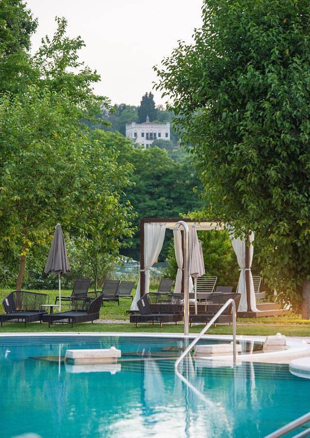 Hotel per 2 persone, con Idromassaggio e Giardino nonché Piscina e Sauna a Montegrotto Terme