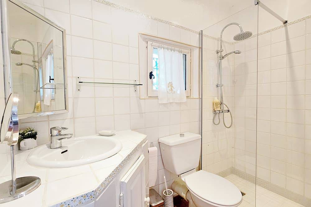 Charming villa with swimming pool and sauna in Haut-Var in Montferrat, Draguignan Region