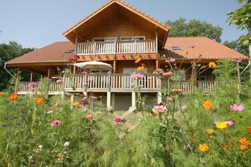 Chambre d’hôte pour 2 personnes, avec vue et piscine ainsi que terrasse et jardin dans le Lot