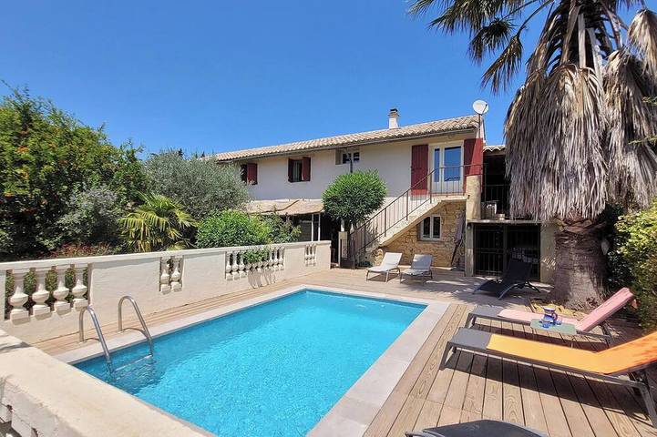 Location de vacances pour 8 personnes, avec balcon et jardin, animaux acceptés à Sabran