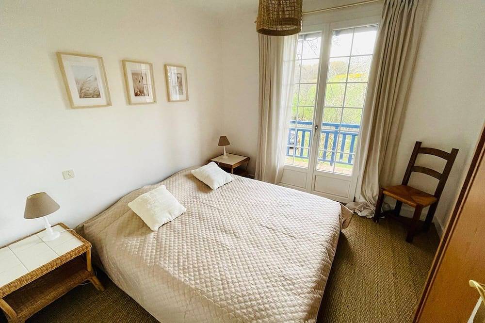 Character house in a quiet, exceptionally green setting + swimming pool in Thenon, Périgord Noir