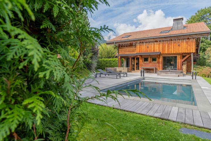 Chalet pour 8 personnes, avec piscine et balcon à Sallanches