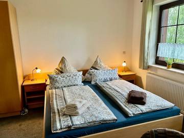 Ferienwohnung für 4 Personen, mit Terrasse und Garten sowie Ausblick und Sauna in Lengenfeld