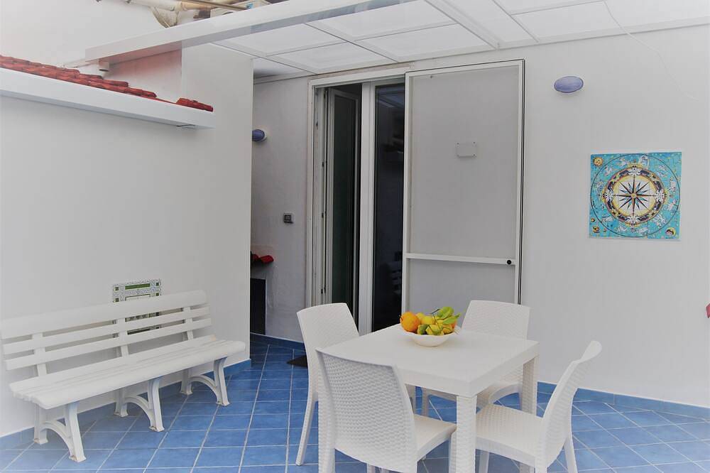 Entire apartment, Libeccio - flat with terrace & sea view, perfect for up to 3 guests in Maiori, Amalfi Coast