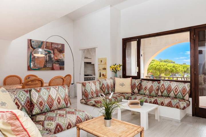 Location de vacances pour 6 personnes, avec terrasse et vue sur l’océan, adapté aux familles dans Loiri Porto San Paolo - 4