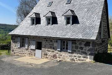 Gîte pour 6 personnes, avec terrasse et jardin dans Raulhac